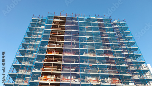 Lavori in corso nel cantiere edile in estate