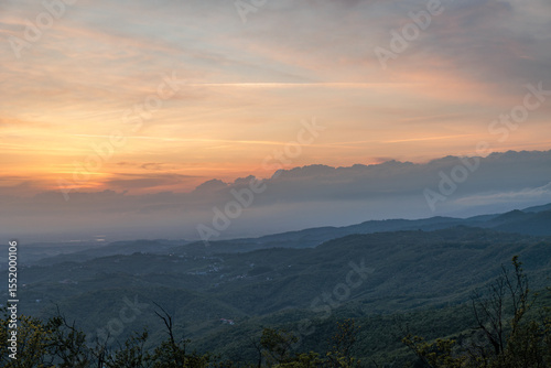 vista sul paesaggio naturale tra la vasta pianura e collina dell'Italia nord-orientale, della regione Friuli Venezia Giulia, in primavera, durante un tramonto con cielo nuvoloso