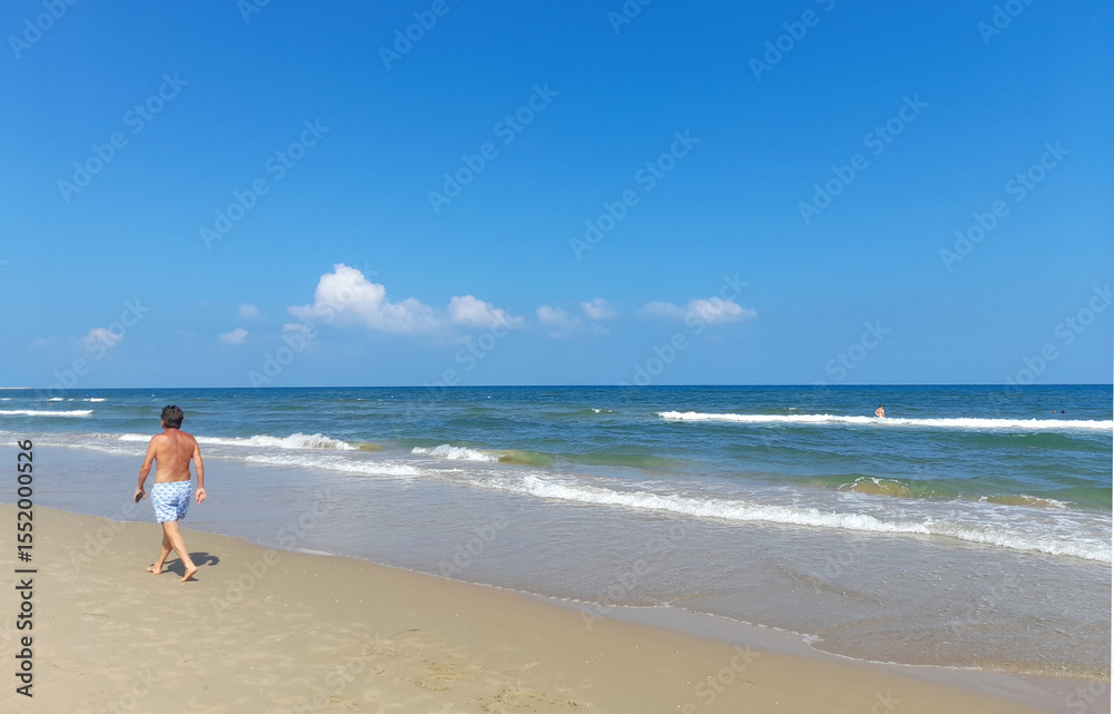 Persona che passeggia sulla Spiaggia del mare in estate Persona che passeggia sulla Spiaggia del mare in estate