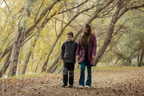 paseo de madre e hijo en medio del bosque en temporada de otoño