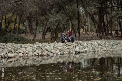 mujer madre e hijo niño disfrutando de un día de paseo en el bosque en temporada de otoño