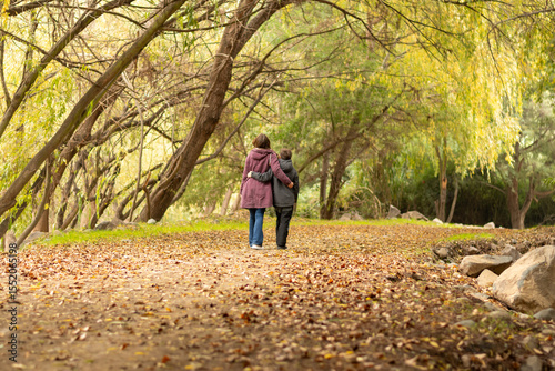 mamá e hijo abrazados disfrutando en medio del bosque