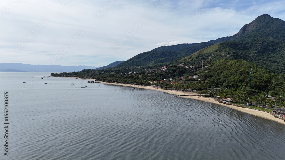 Obraz premium Foto aérea da costa de Ilhabela, destacando praias, ilhas e mar cristalino, com vegetação nativa e litoral preservado, ideal para turismo, lazer e fotografia de natureza