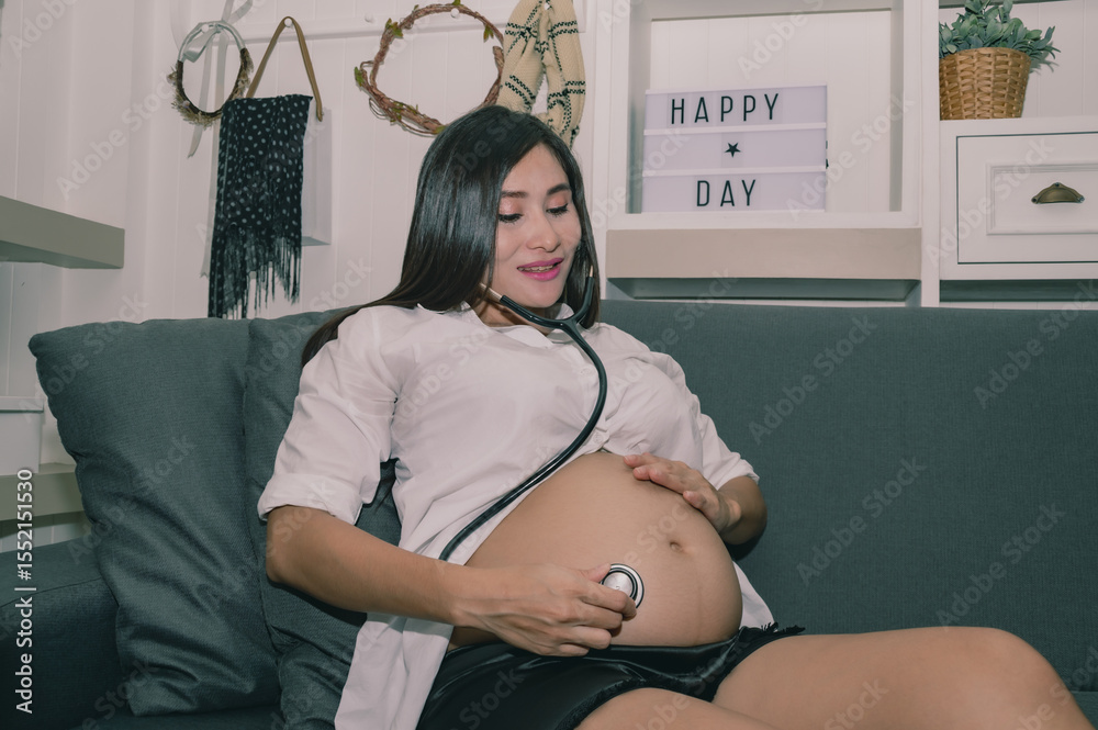 Φωτογραφία Pregnant woman enjoying an intimate moment listening to her baby's heartbeat at home, showcasing maternal affection
