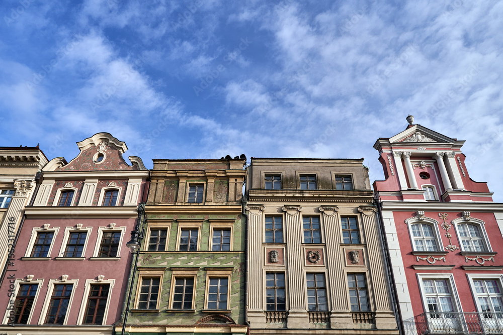 Obraz premium facades of historic tenement houses on the market square in the city of Poznan