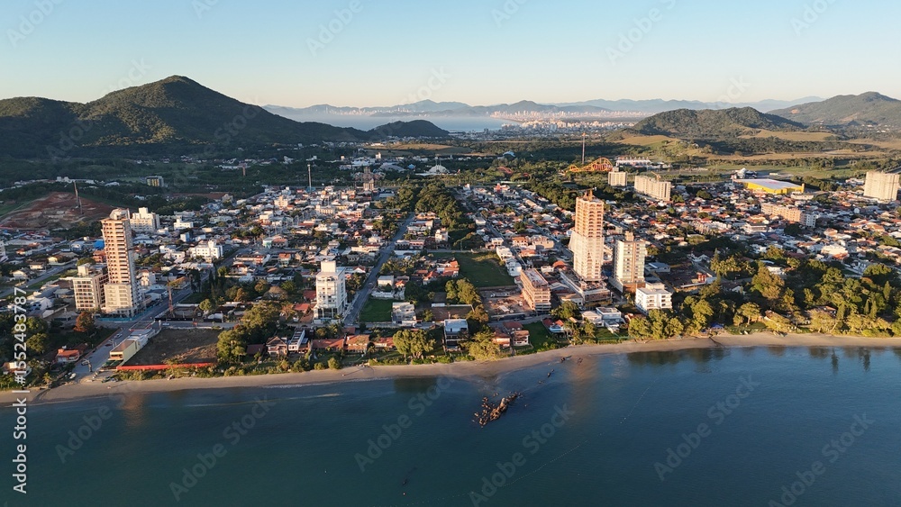 Obraz premium Sunrise and Sunset by the Sea – Calm Waters and Coastal Light in Brazi