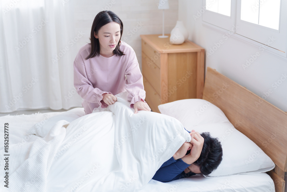 Obraz premium 起きない夫を起こす妻