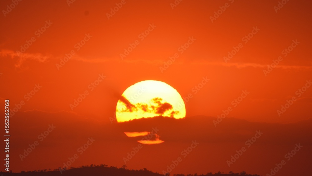 Obraz premium A breathtaking Sunset over the Serengeti Plains