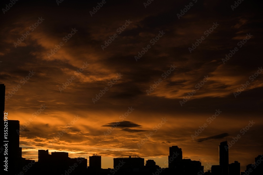 Obraz premium Silhouette city against cloudy sky during sunset