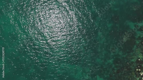 ドローンによる海上を移動する空撮映像。

Aerial footage of a drone moving over the sea.