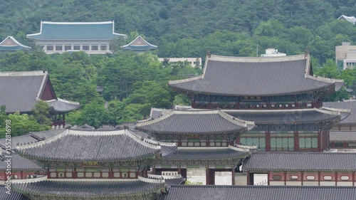 경복궁을 드론으로 클로즈업하여 좌측 이동하며 촬영