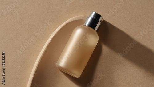 The product is a display bottle with a cream background.