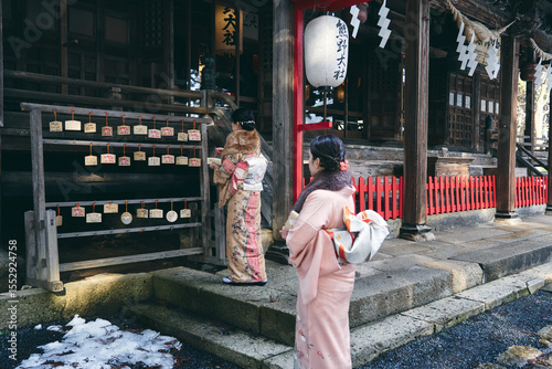 神社で参拝する日本人女性達