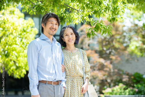 スマホで地図を確認する夫婦