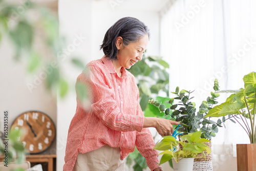 Plakat 植物の世話をする女性