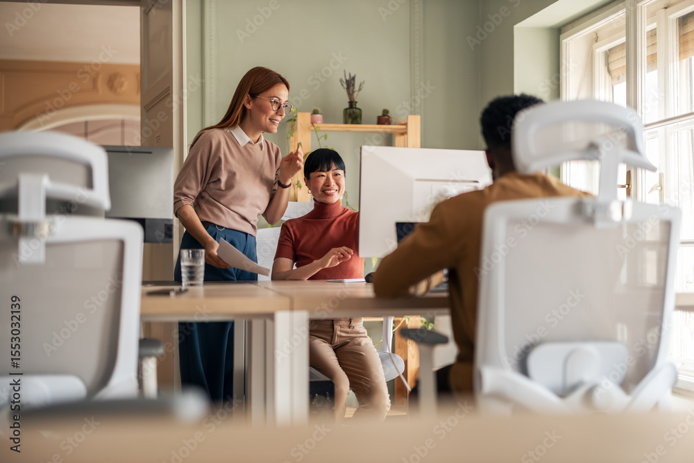 Obraz premium Team Collaborating on a Creative Project in a Modern Office Environment