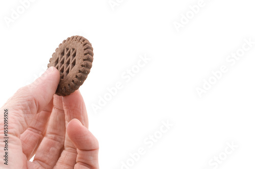 mano che regge un biscotto al cacao isolato su sfondo bianco o trasparente