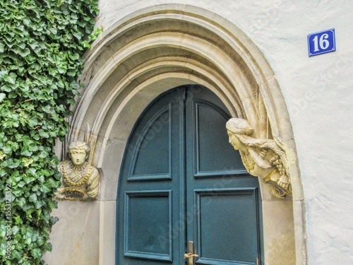 görlitz, deutschland - haustor in der historischen neißestraße