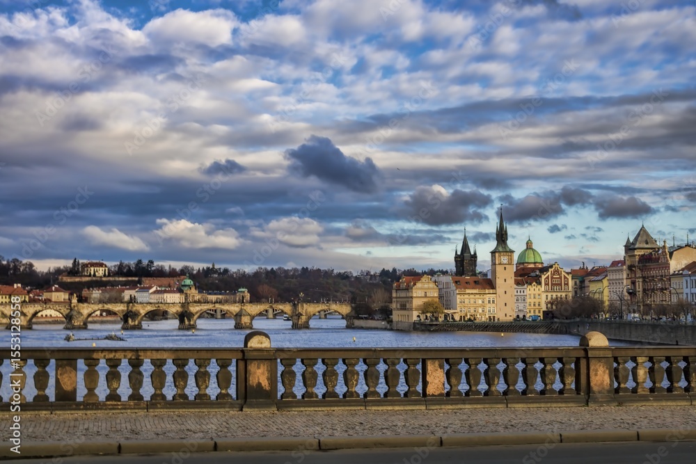 Fototapeta premium prag, tschechien -- stadtpanorama mit karlsbrücke im hintergrund