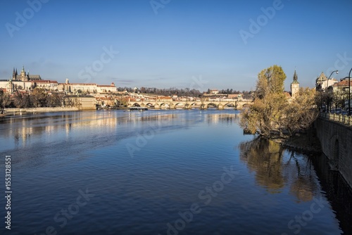 prag, tschechien -- stadtbild mit moldau, karlsbrücke und veitsdom
