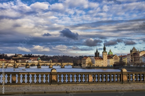 prag, tschechien -- stadtpanorama mit karlsbrücke im hintergrund