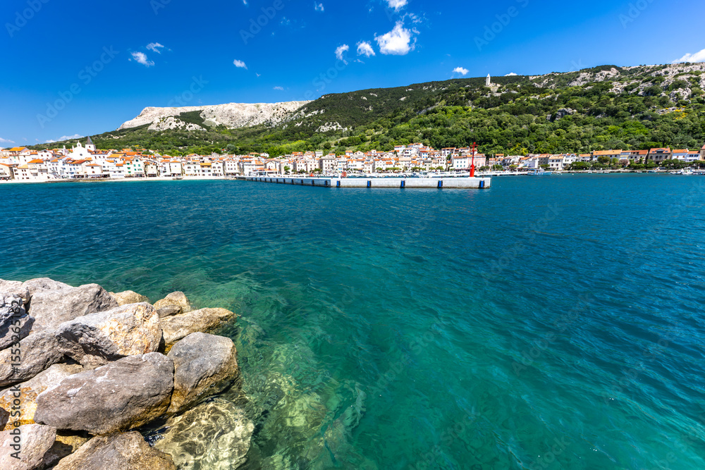 Obraz premium Azure blue water in the Adriatic Sea in Baska on the island of KRK in Croatia