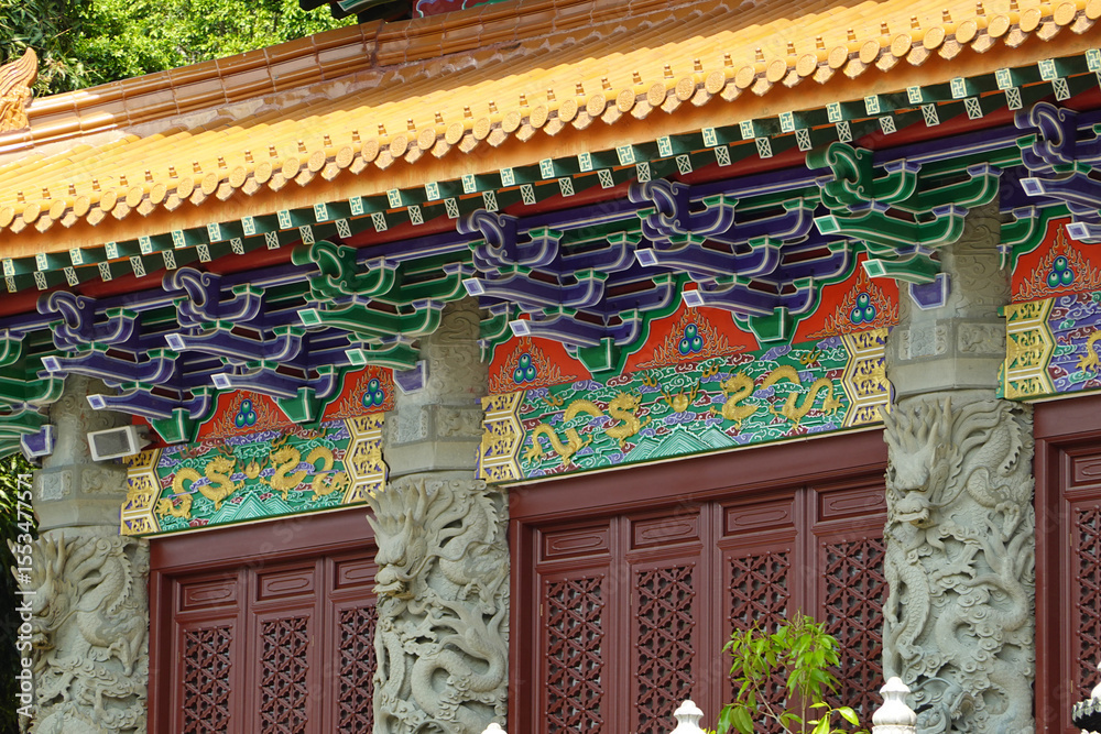 Fototapeta premium Dragon-Emblazoned Temple Facade with Colorful Eaves, 國佛天南