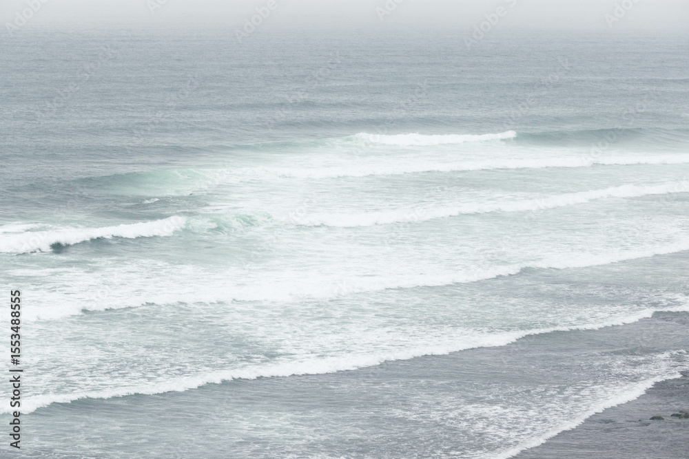 Fototapeta premium Rolling Ocean Waves on the Coastal Shores of Portugal