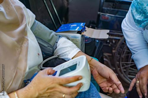 Foto People doing self blood pressure check with digital blood pressure measured