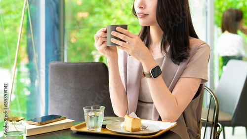 カフェでティータイム・リラックスする女性