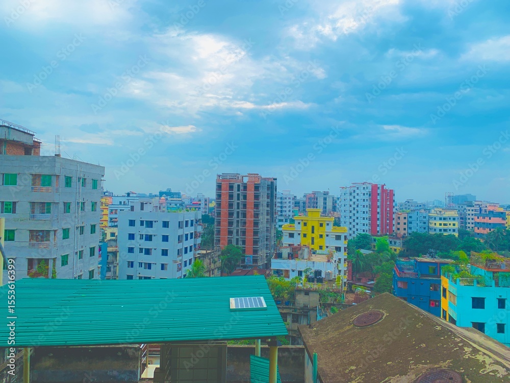 Obraz premium Urban cityscape with colorful buildings under a cloudy sky