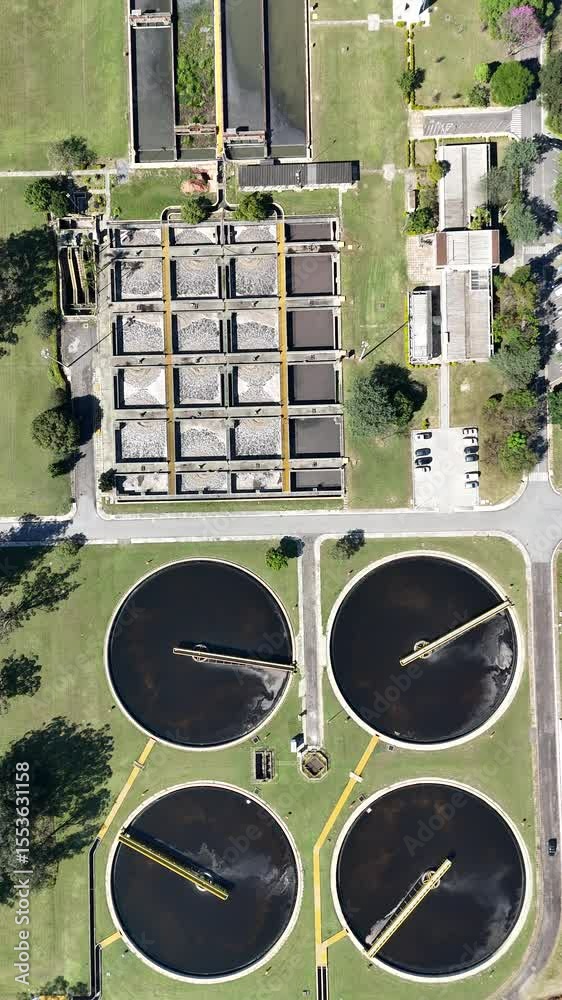 Imagem aérea mostra grandes tanques de armazenamento de água em meio a área verde, ilustrando uma infraestrutura sustentável e integrada ao meio ambiente