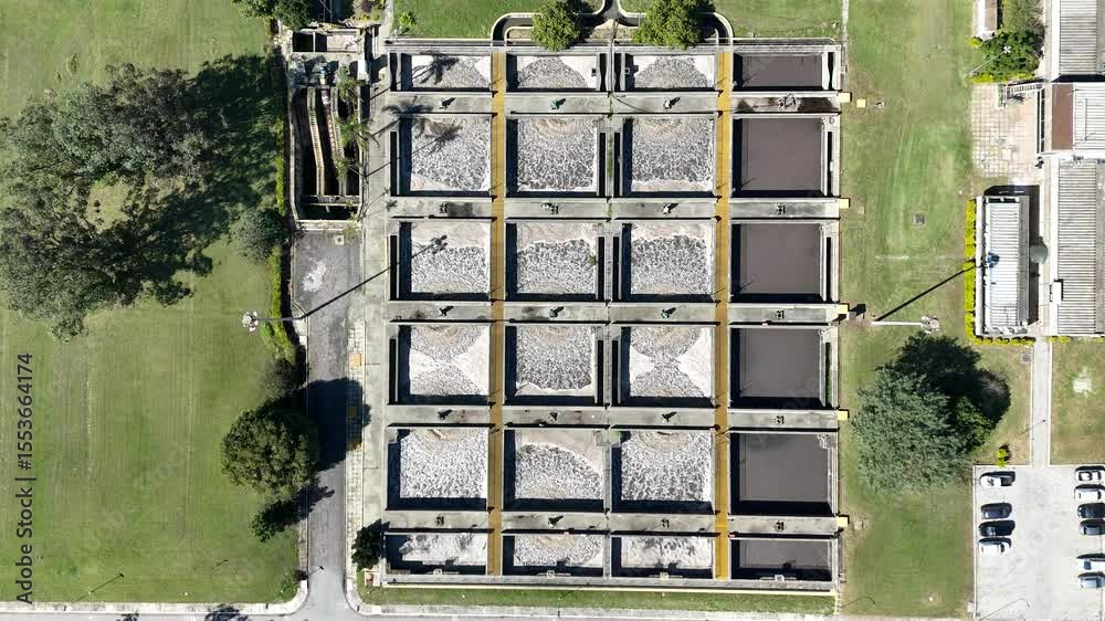 Imagem aérea de estação industrial com tanques e sistema de lodo ativado em operação no tratamento de esgoto