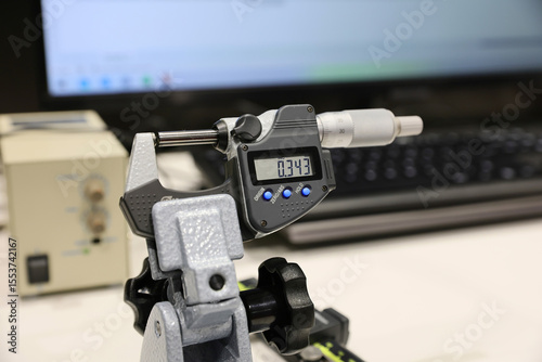 Cuadro en lienzo An electronic micrometer and several control and measuring instruments are on display at a trade fair for industrial tools and machinery