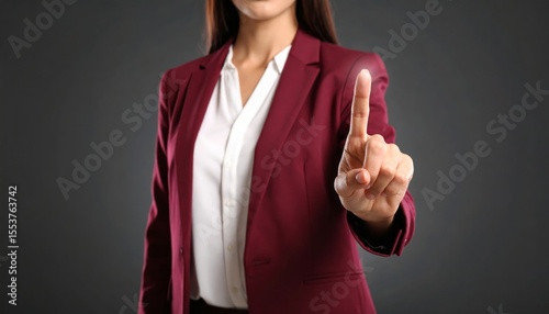 Mano profesional con dedos extendidos en posición de interacción, simulando el uso de interfaces digitales avanzadas, ideal para representar conceptos de tecnología táctil, innovación UX y transformac