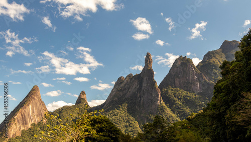 Localizado no Parque Nacional da Serra dos Órgãos, entre Guapimirim e Teresópolis, o Dedo de Deus é um dos picos mais conhecidos do estado do Rio de Janeiro. Com seus impressionantes 1.692 metros de a