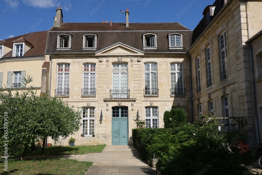 Fototapeta premium Bâtiment typique, vue de l'extérieur, ville de Mantes la Jolie, département des Yvelines, France