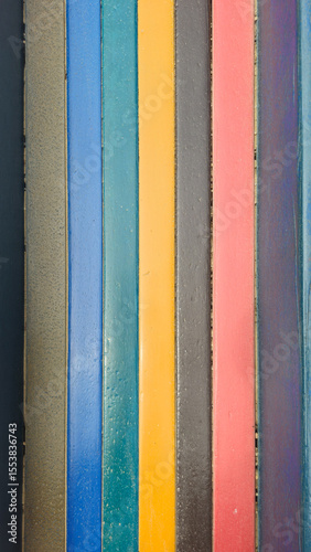 Tábuas finas de madeira com cores vibrantes, alinhadas verticalmente. Textura agradável e alegre.