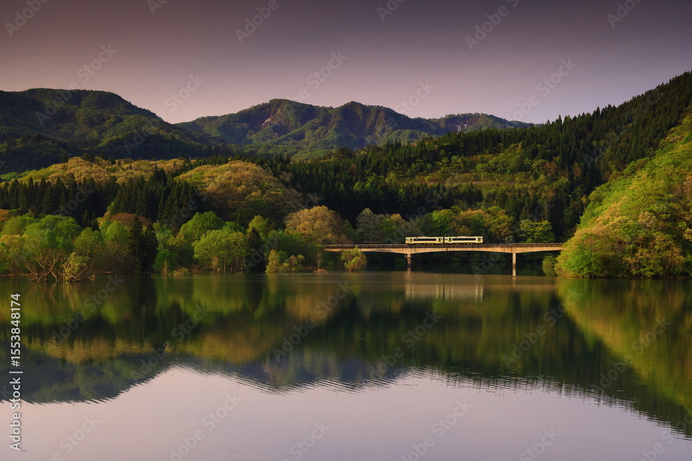 Fototapeta premium 岩手県西和賀町 新緑の錦秋湖