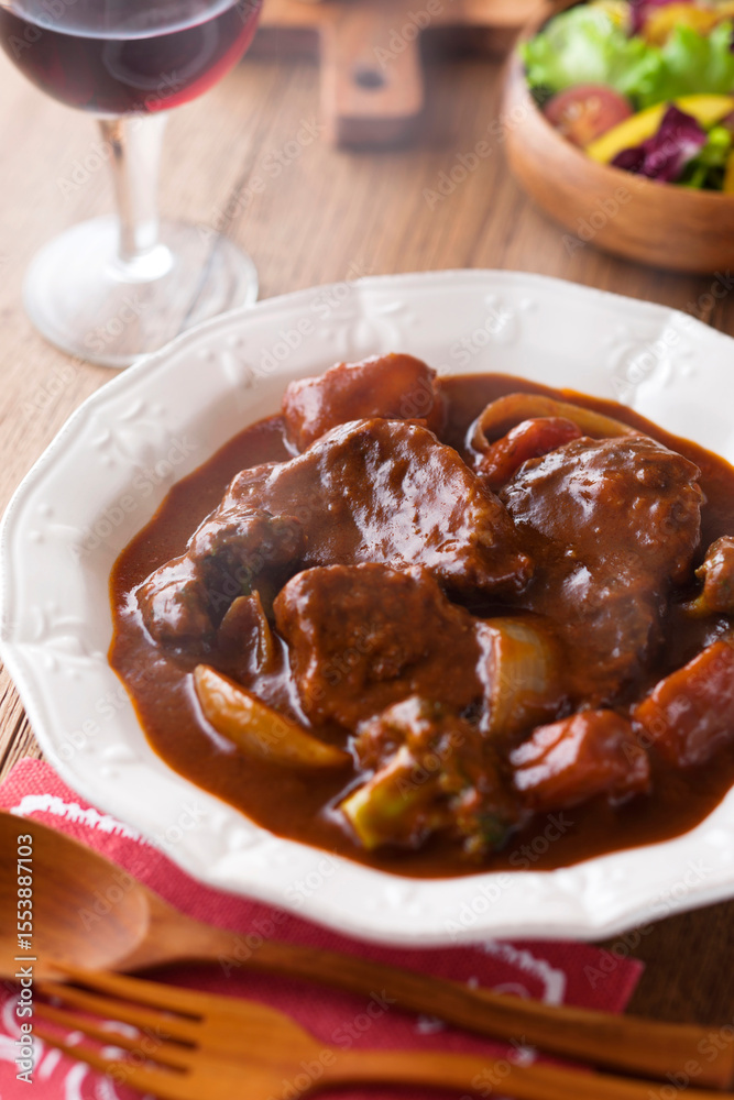 【ビーフシチュー】ごろごろ大きな牛すね肉をコトコト煮込んだビーフシチュー。 【ビーフシチュー】ごろごろ大きな牛すね肉をコトコト煮込んだビーフシチュー。