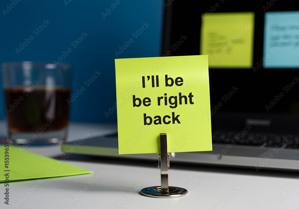 Naklejka premium Bright Yellow Sticky Note 'I'll Be Right Back' Message on Desk