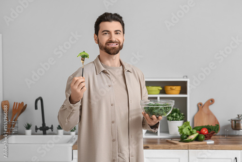 Handsome man eating tasty k...