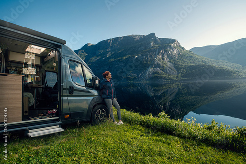 Frau macht camping an einem Bergsee