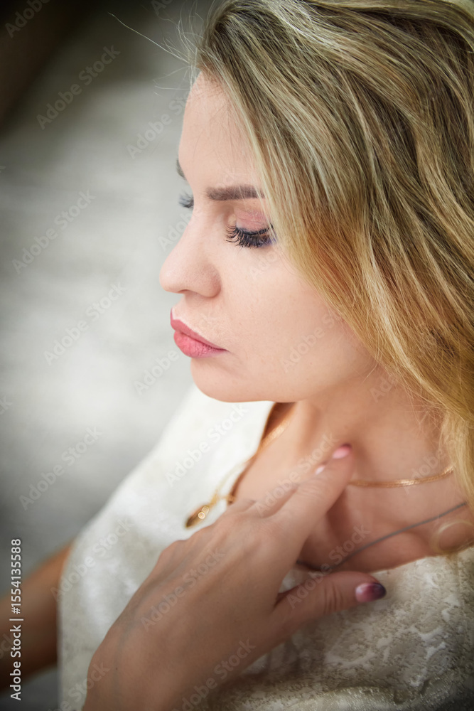 Naklejka premium Middle-aged woman blogger posing indoors during a lifestyle photo shoot at home