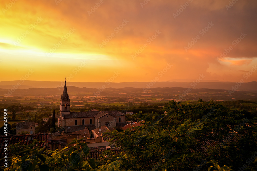 Obraz premium Dorf Bonnieux, Provence, Luberon, Frankreich. Panoramablick vom Dorf auf die Vaucluse-Berge im Sommer. Wundervoller Sonnenuntergangshimmel