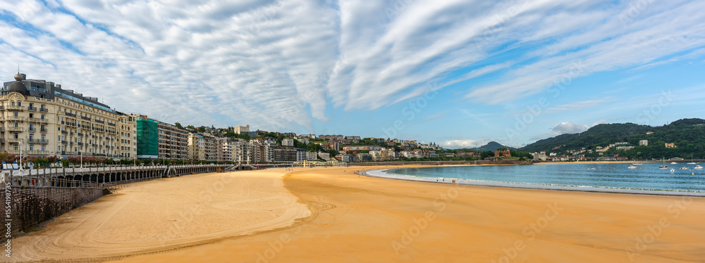 Obraz premium Great panoramic view of La Concha beach at dawn on a summer's day, San Sebastian.