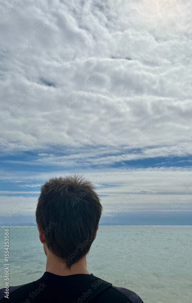 Fototapeta premium 海を眺める男性2