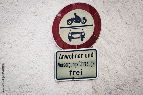 Verkehrszeichen verbietet Durchfahrt, Anwohner frei