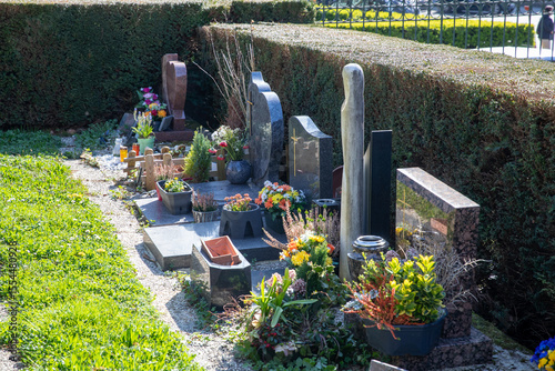 Monuments cinéraires installés dans le cimetière d'une commune en France. Le monument cinéraire est une sépulture exclusivement conçue pour la conservation des cendres funéraires des défunts crématisé