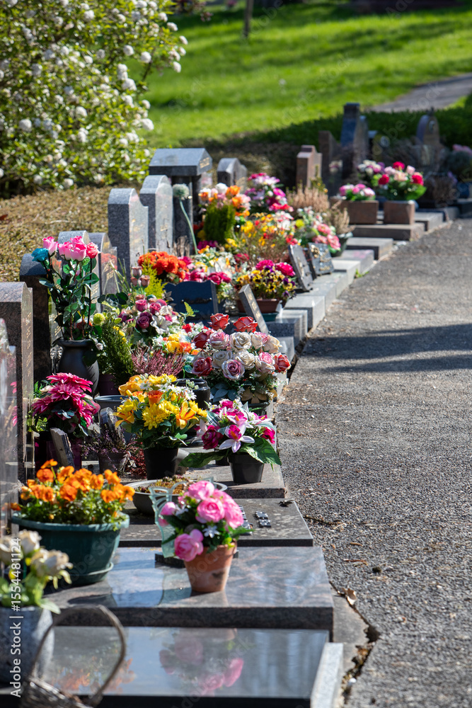 Fototapeta premium Monuments cinéraires installés dans le cimetière d'une commune en France. Le monument cinéraire est une sépulture exclusivement conçue pour la conservation des cendres funéraires des défunts crématisé